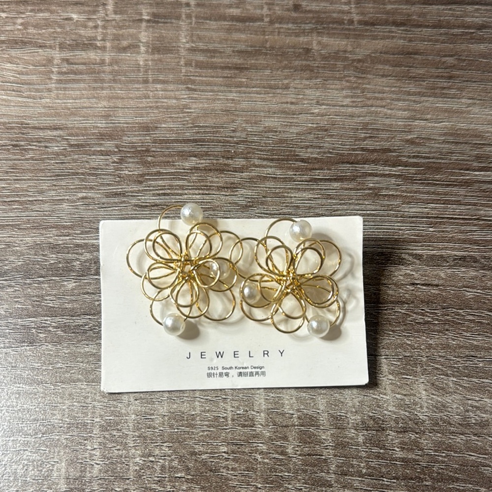 Elegant Gold Flower Earrings with Pearls